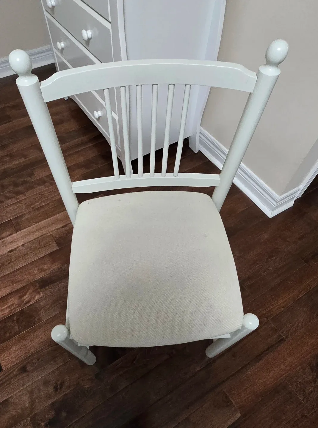 White  Chairs image indicator(3)