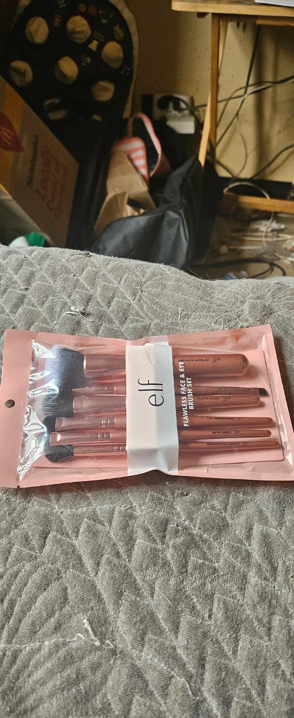 New e.l.f. Flawless Face & Eye Brush Set image indicator(2)