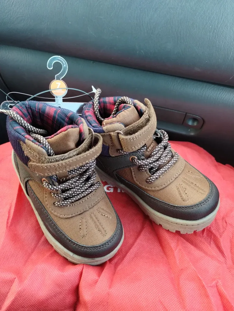 Carter's Toddler Boots - Size 7 toddler image indicator(2)