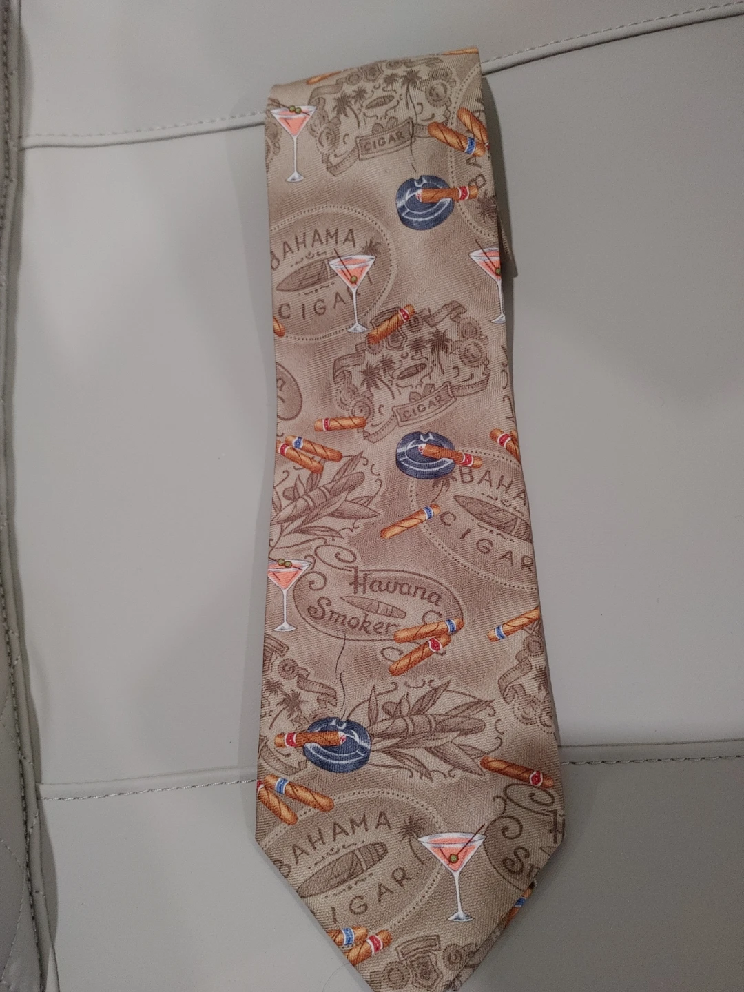 🥕TOMMY BAHAMA 100% SILK CIGAR THEMED TIE BRAND NEW