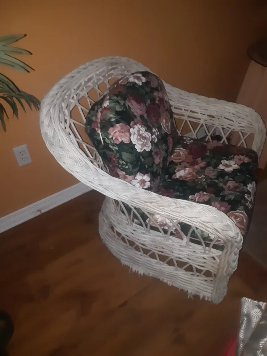 White Wicker Chair with Floral Cushion image indicator(4)