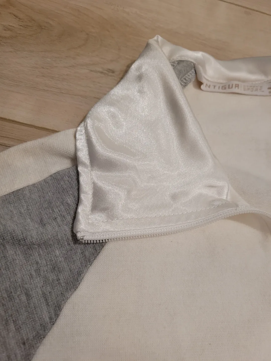 Antigua Women's Chicago Cubs Sweatshirt Size S image indicator(6)