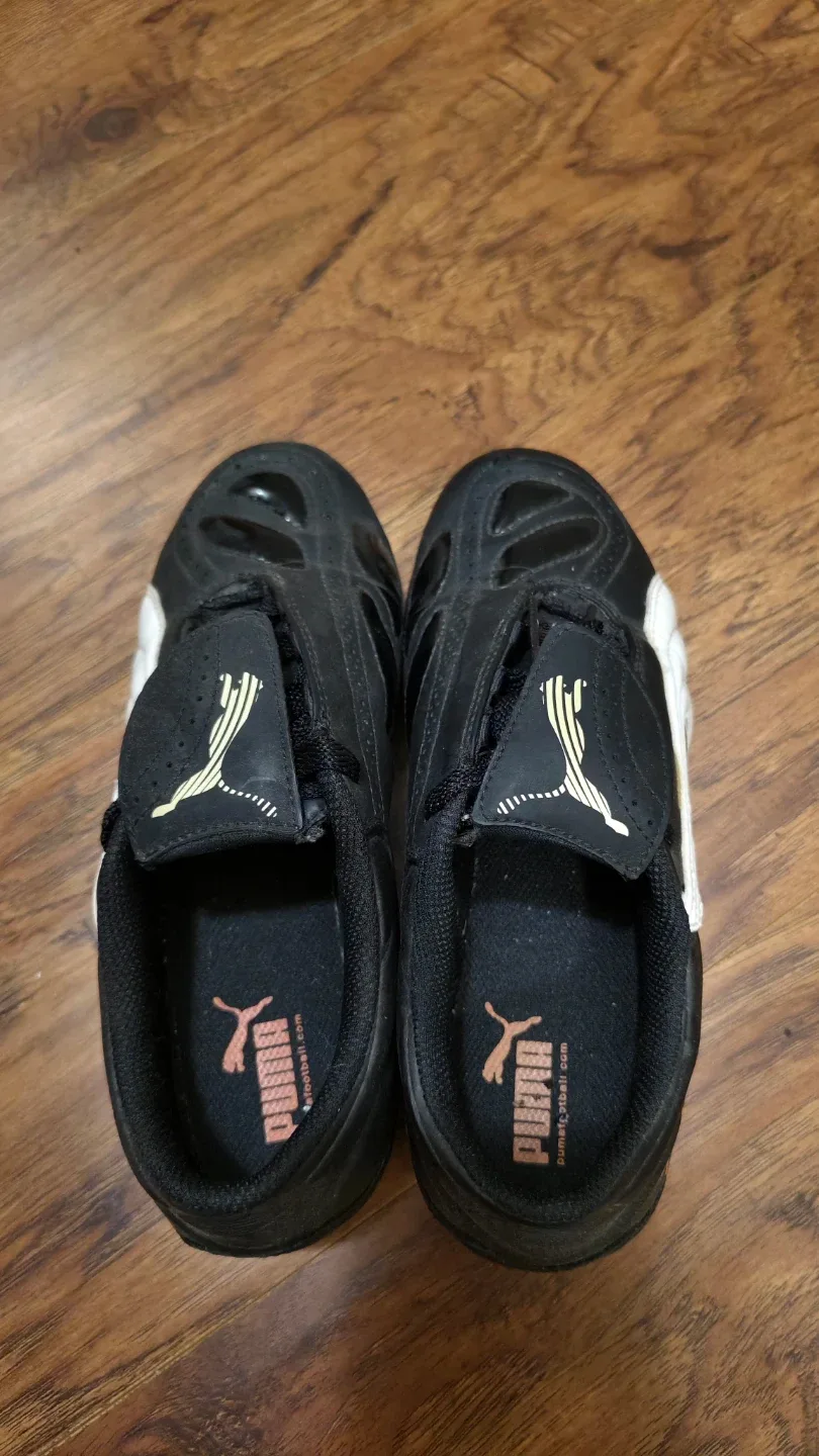 Puma Black Soccer Shoes for women image indicator(2)