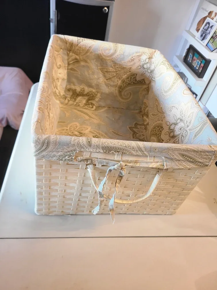 Wicker Storage Basket with Fabric Liner image indicator(3)