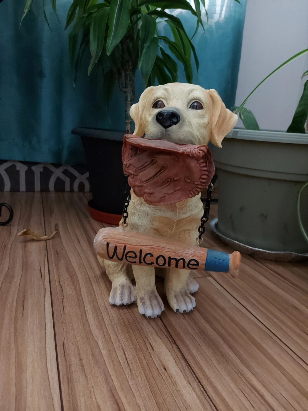 Dog statue with a welcome sign