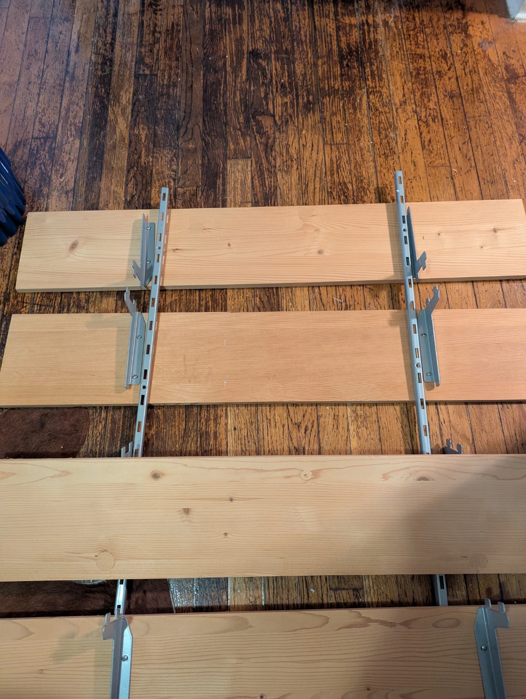 Single-track rails wall shelving