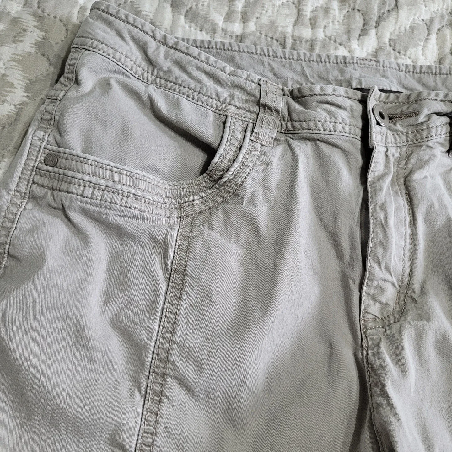 Ladies Size 10 Petite Capris image indicator(3)