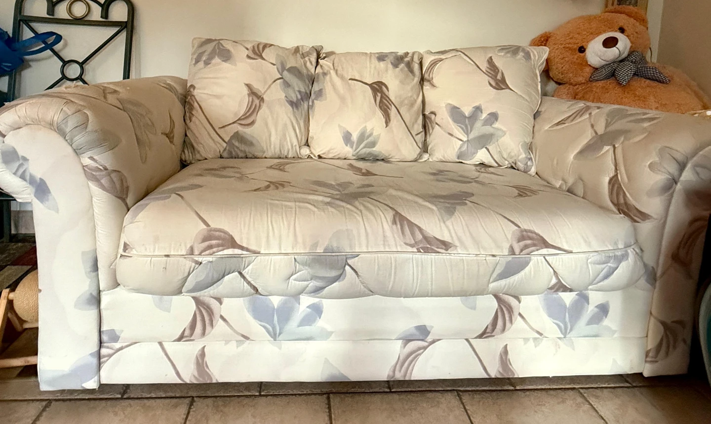 Floral Loveseat Sofa - Comfy & Stylish - photo 2