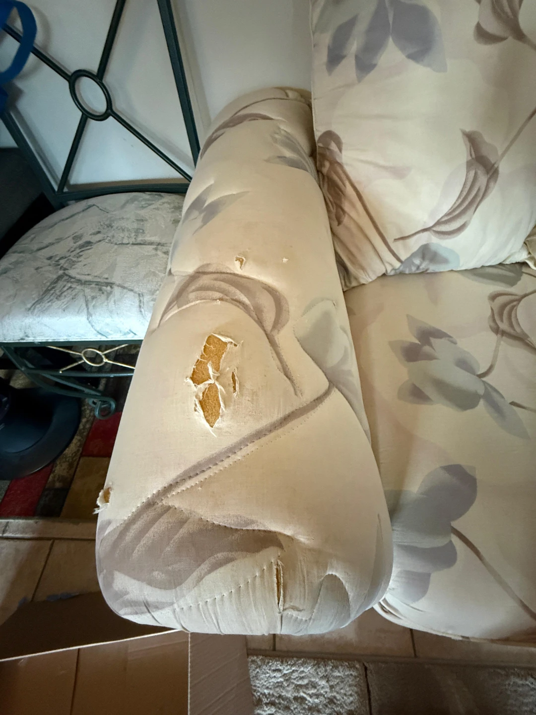 Floral Loveseat Sofa - Comfy & Stylish - photo 3