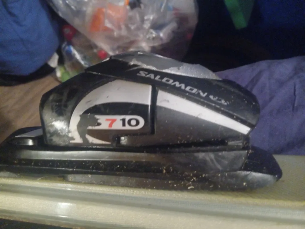 Used Skis: Salomon 710  bindings , Elan, Mantis m8 160 image indicator(3)