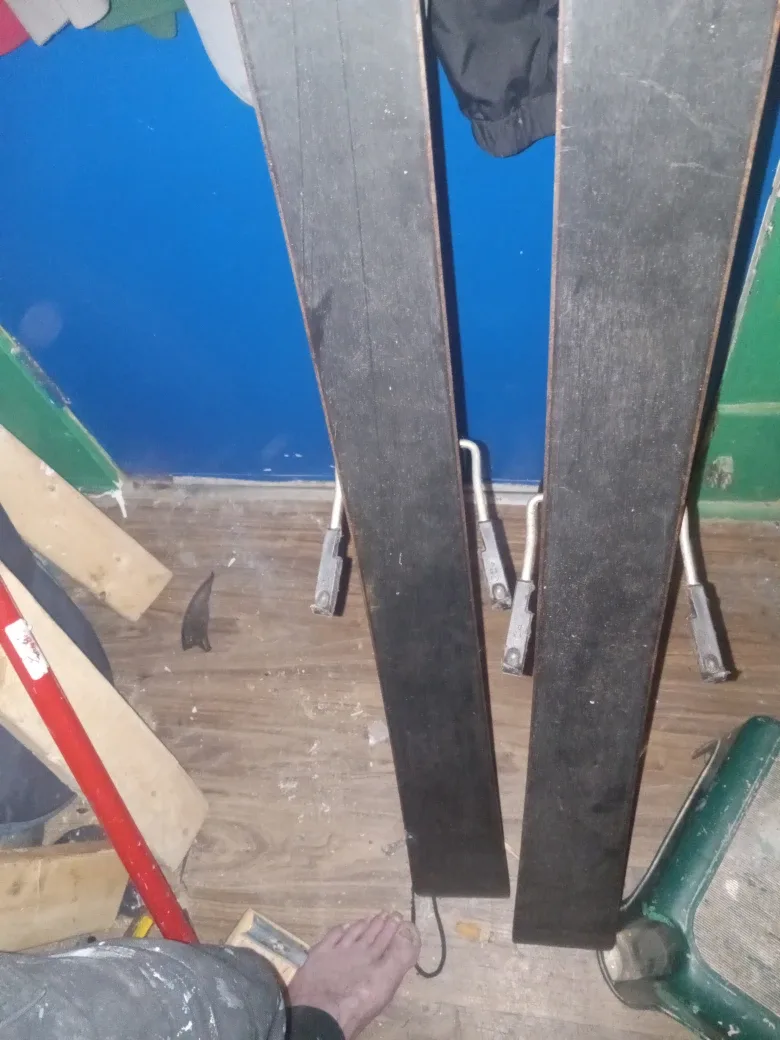 Used Skis: Salomon 710  bindings , Elan, Mantis m8 160 image indicator(6)