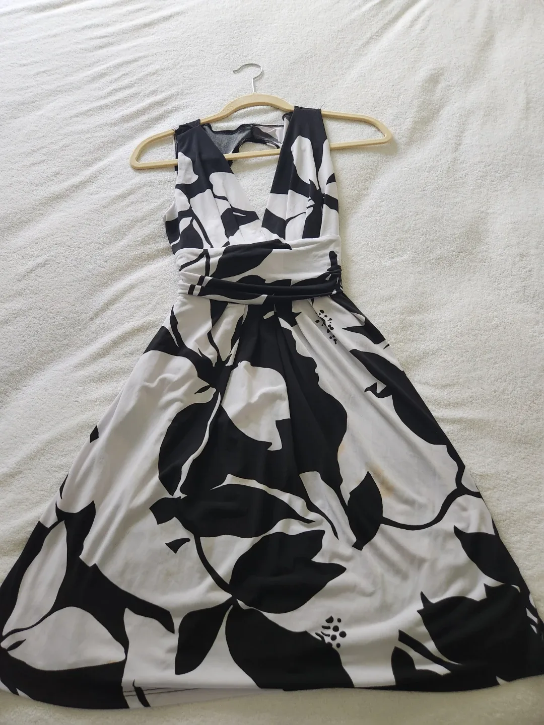 Le Chateau Black & White Floral Dress - Size M(ONLY PICK UP) thumbnail