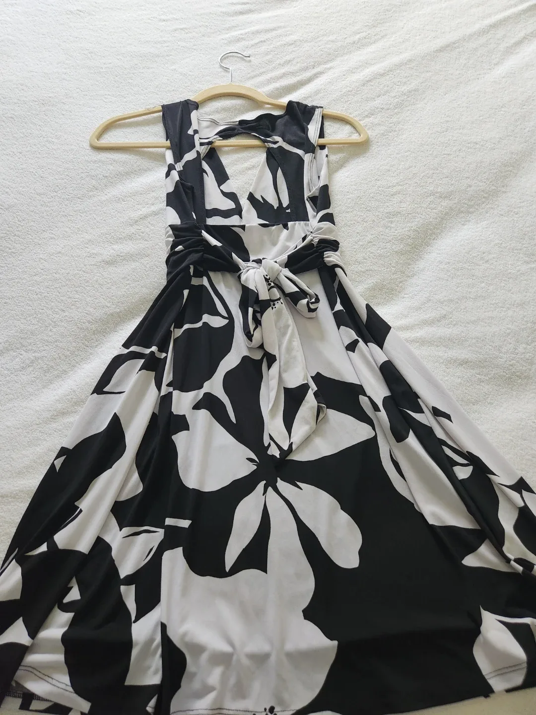 Le Chateau Black & White Floral Dress - Size M(ONLY PICK UP) image indicator(3)