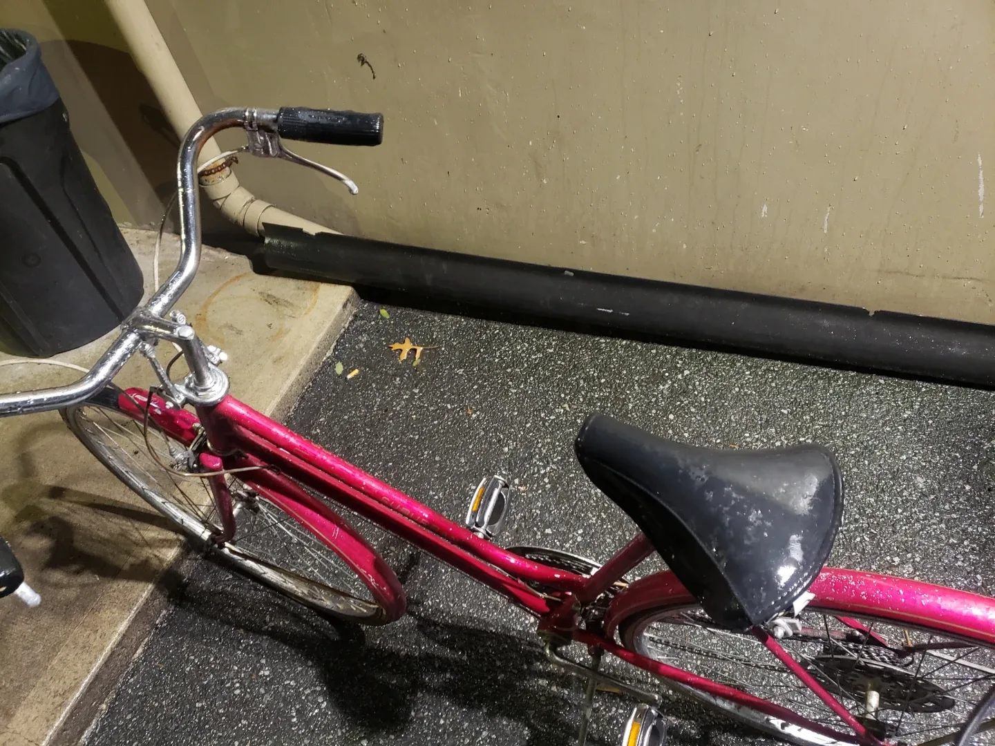 Vintage Suburban Bicycle - Red image indicator(8)