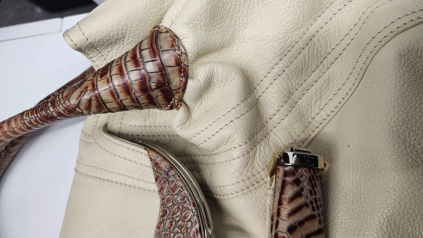 Fendi Cream Leather Handbag image indicator(7)