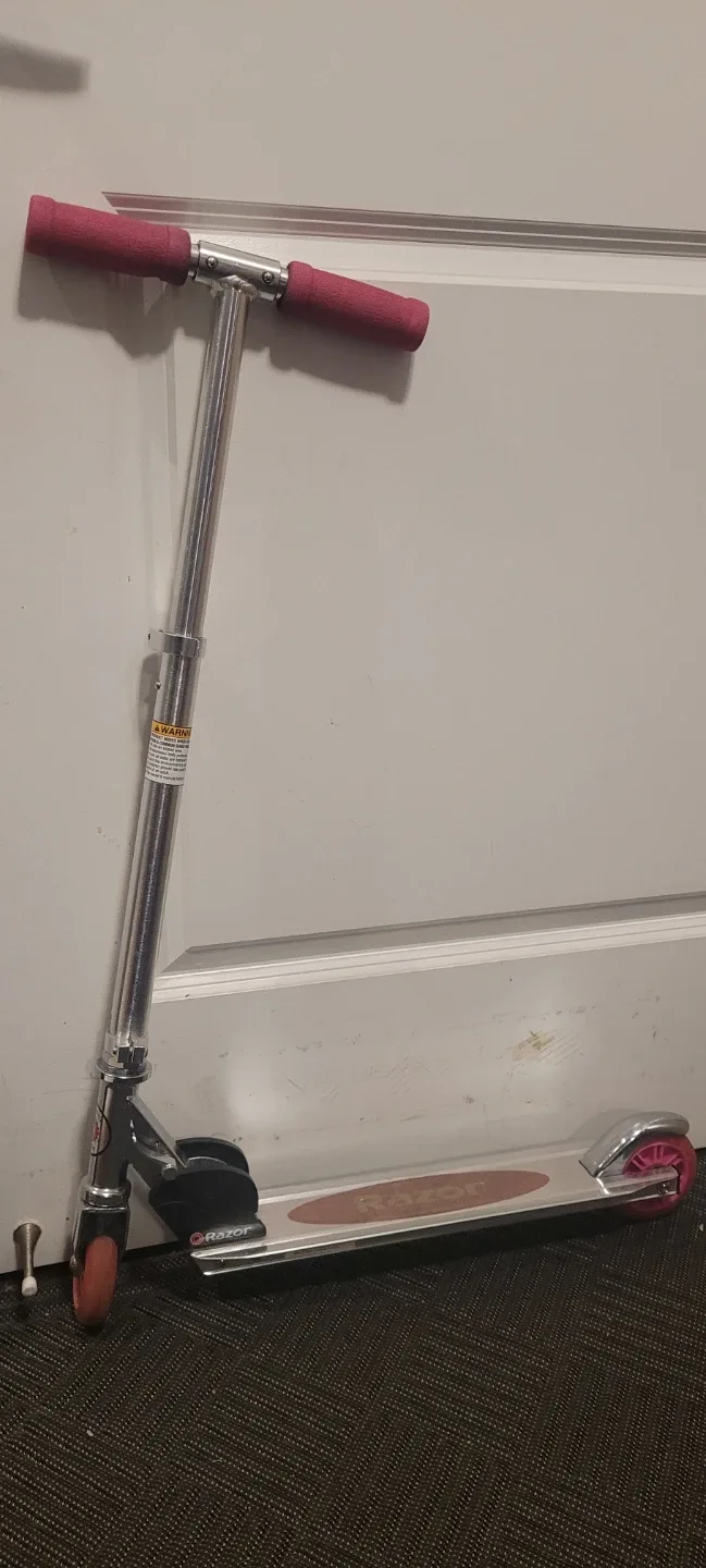 Razor Scooter - Silver & Pink image indicator(2)