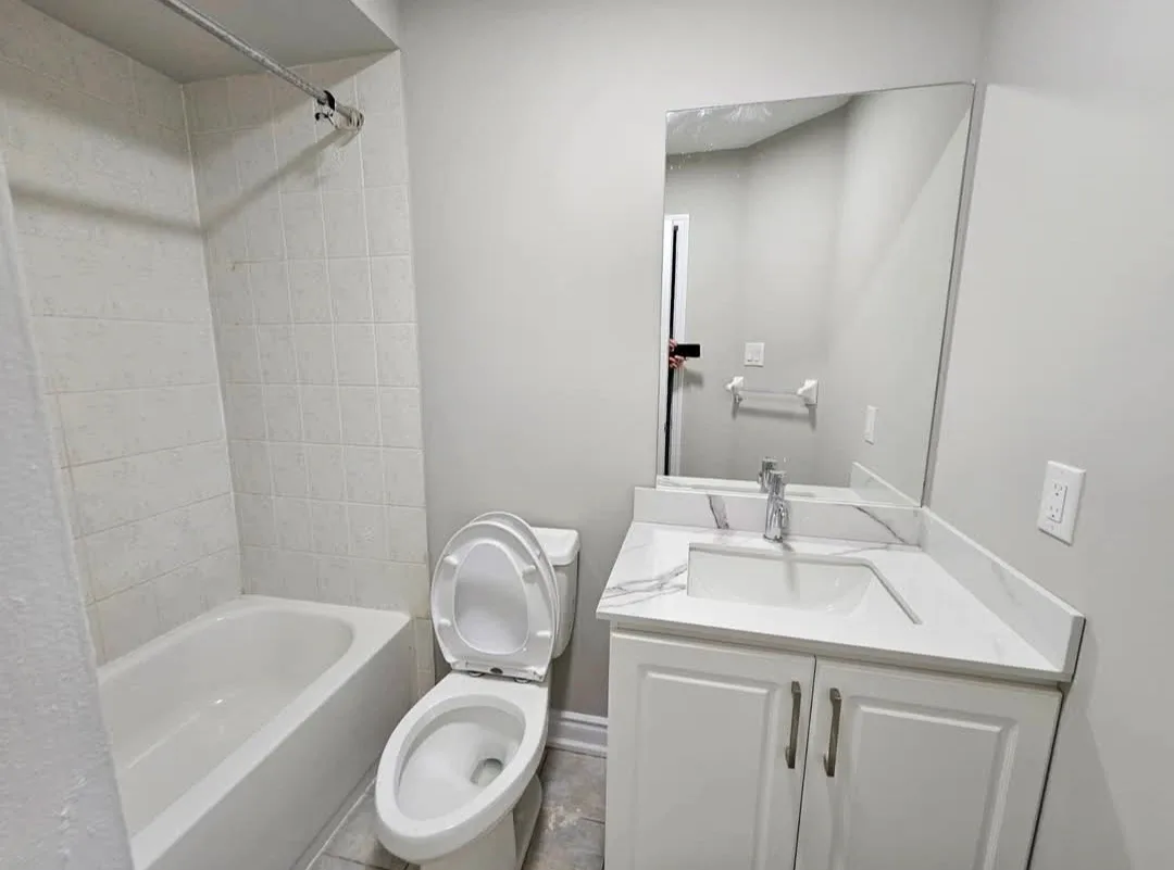 4 bedroom 2.5 bathroom house on rent image indicator(3)