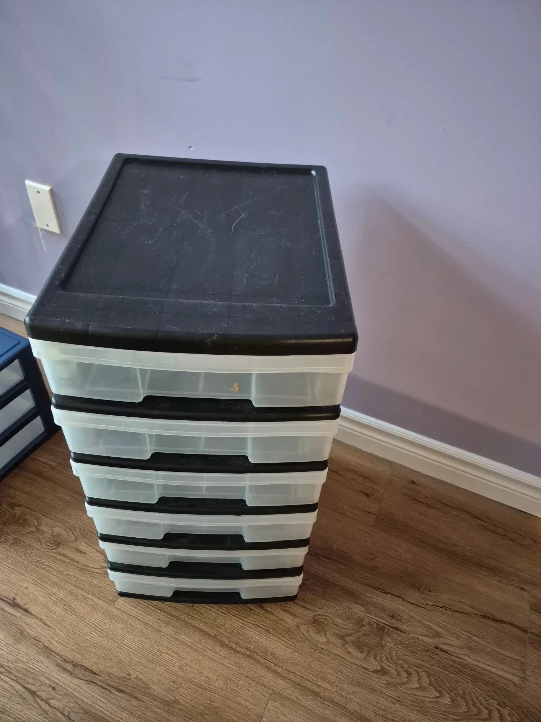 Storage unit with drawers