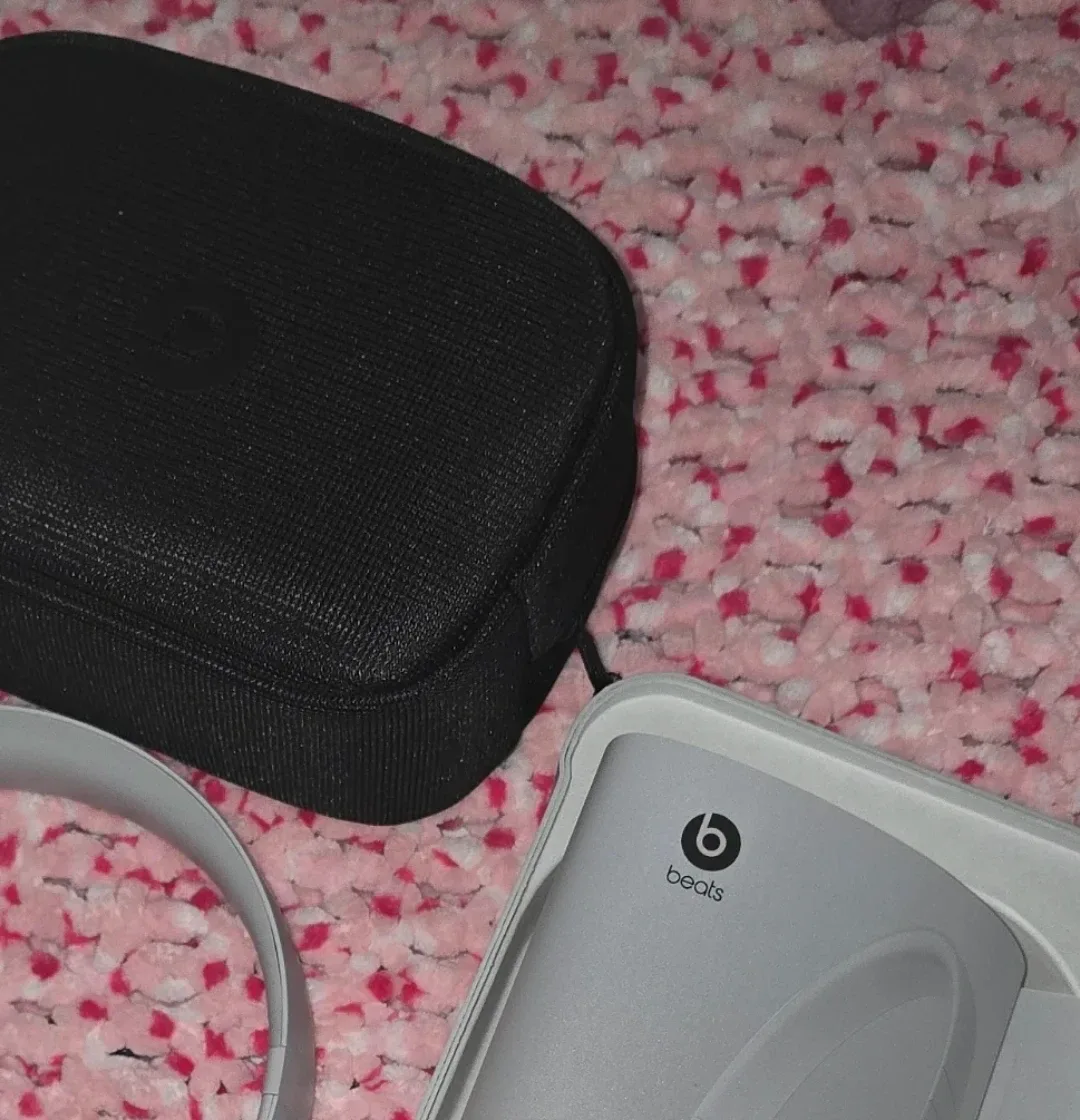 Beats Solo4 Wireless Headphones - Grey image indicator(2)