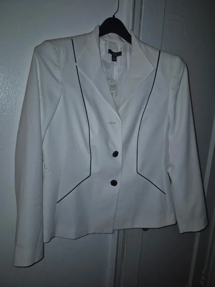 R&K - White Blazer Size 12 image indicator(2)