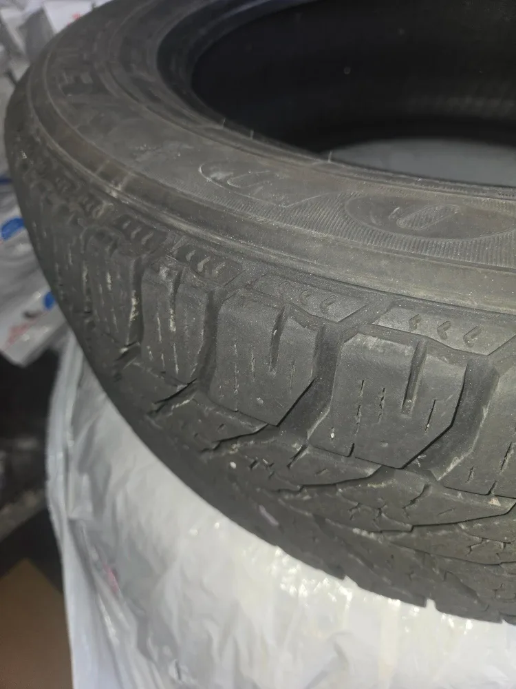 Goodyear Ultra Grip Winter Tires 225/55R17 image indicator(4)