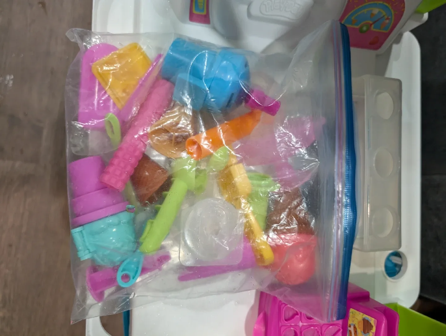 Play-Doh Ice Cream Cart image indicator(4)