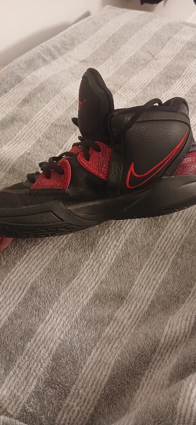 Nike Kyrie Flytrap 5 Basketball Shoes, Size 11 image indicator(2)