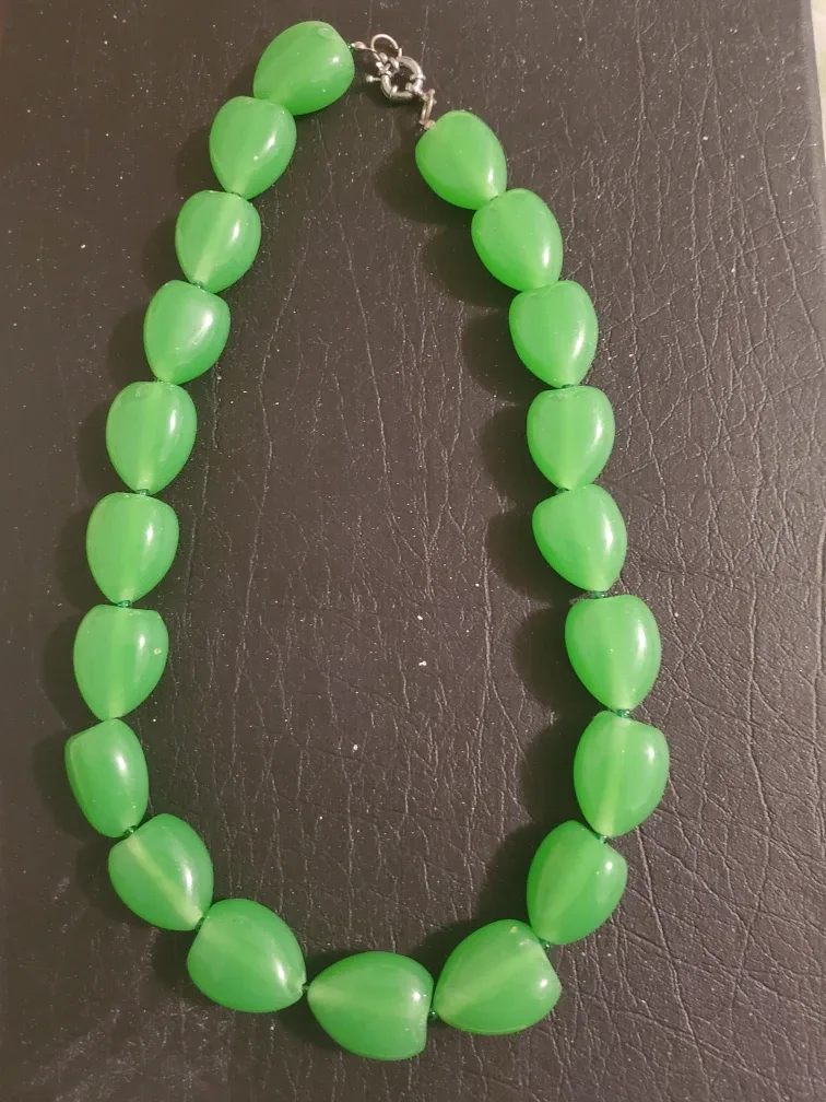GREEN PLASTIC HEARTS BEADS NECKLACE