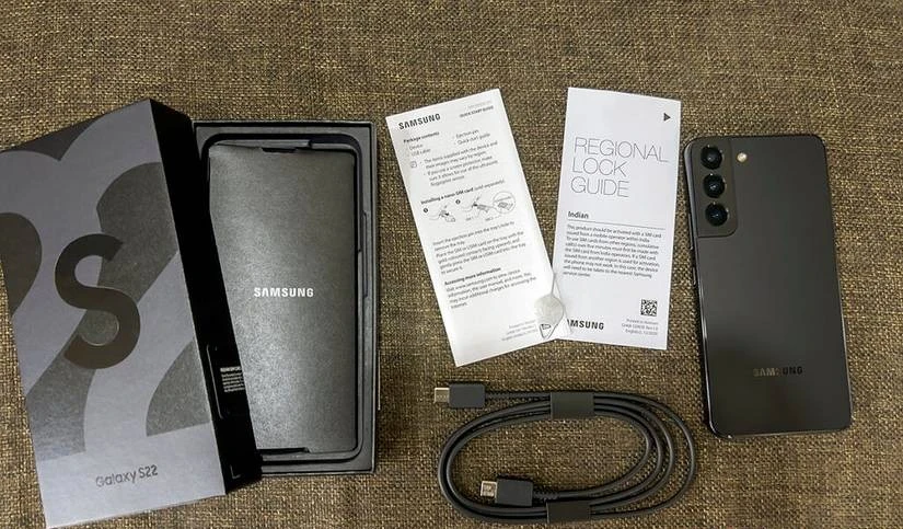 Samsung Galaxy S22 5G - Black (Unlocked Phone) - photo 2