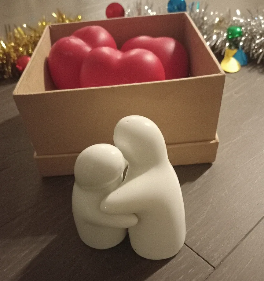Heart-shaped Stress Balls with Hugging Salt&Pepper Shakers