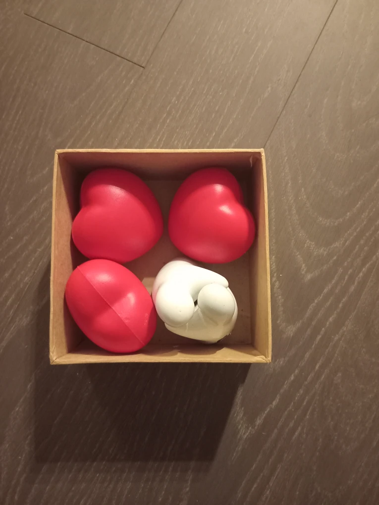 Heart-shaped Stress Balls with Hugging Salt&Pepper Shakers - photo 4