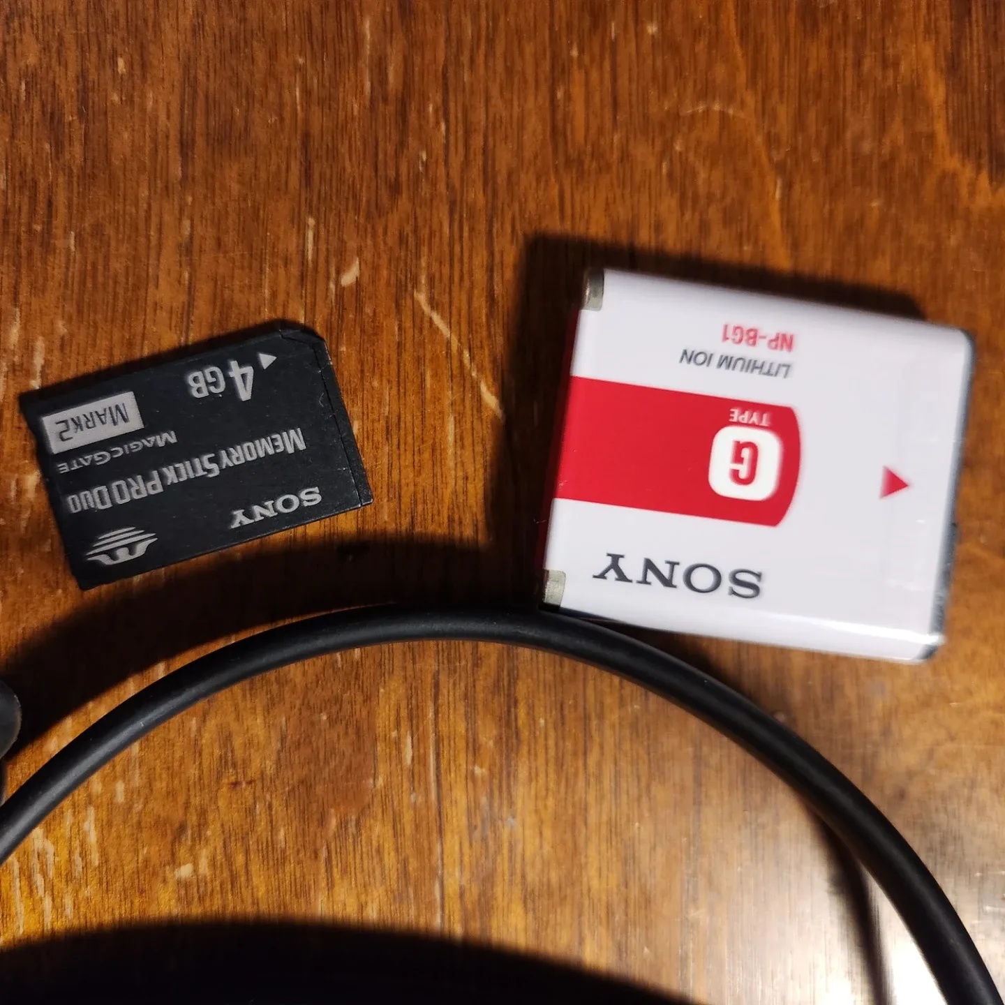 White Sony Cyber-shot DSC-W30 Digital Camera image indicator(4)