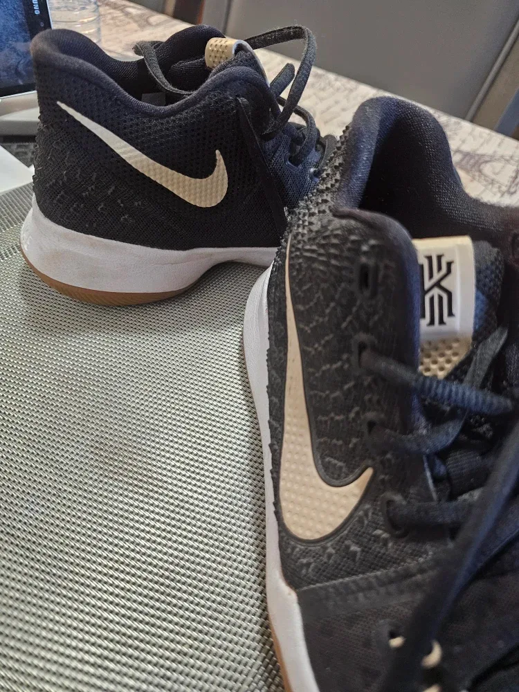 Nike Kyrie Flytrap III Basketball Shoes image indicator(5)