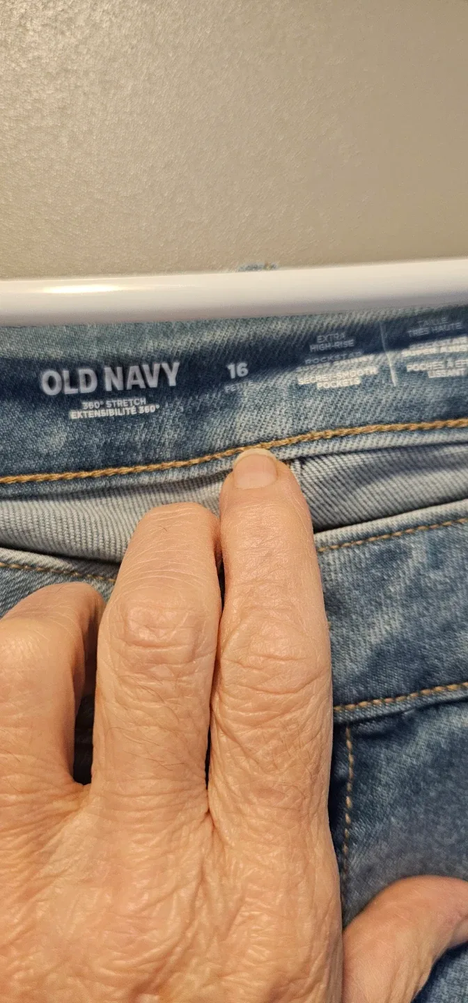 Brand new Old Navy Rockstar Super Skinny Jeans - Size 16 image indicator(2)