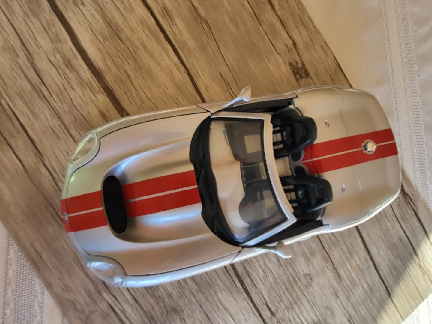 Burago Shelby Series 1 (1999) Diecast Car 1:18 image indicator(3)