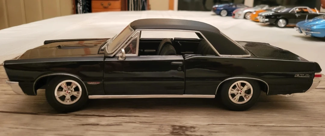 Black 1966 Pontiac GTO Diecast Model Car - photo 4