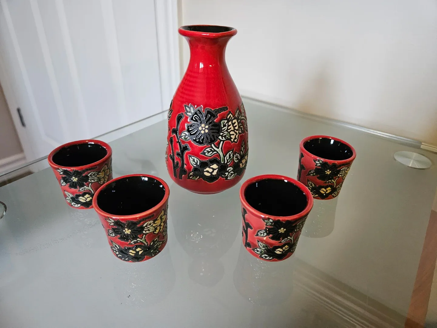 Red Sake Set with Floral Design image indicator(2)