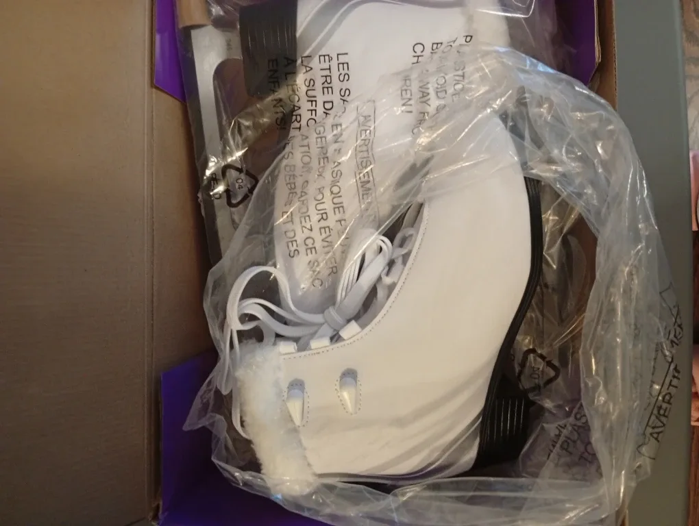 New Lilyboo Figure Skates - Senior Size 6 image indicator(2)