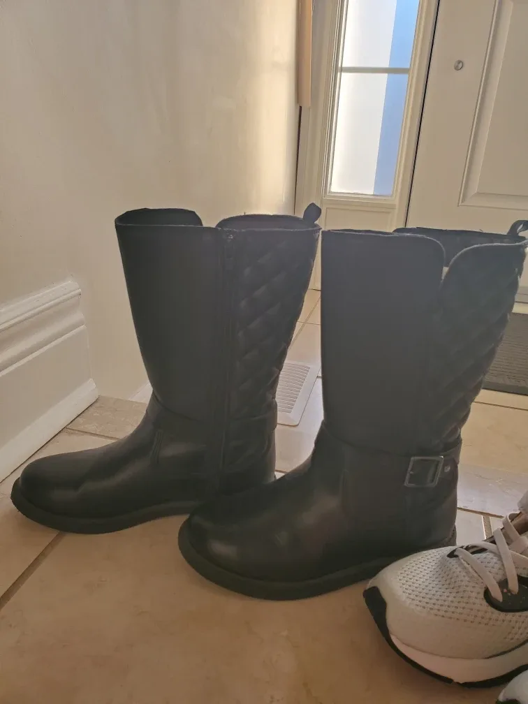 Girls' Black Boots, Size 1US and R.S New Balance, Size 1 US image indicator(3)