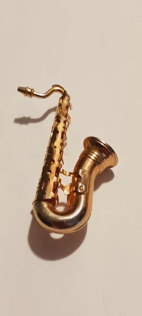 Beautiful Gold Tone Saxophone Brooch thumbnail