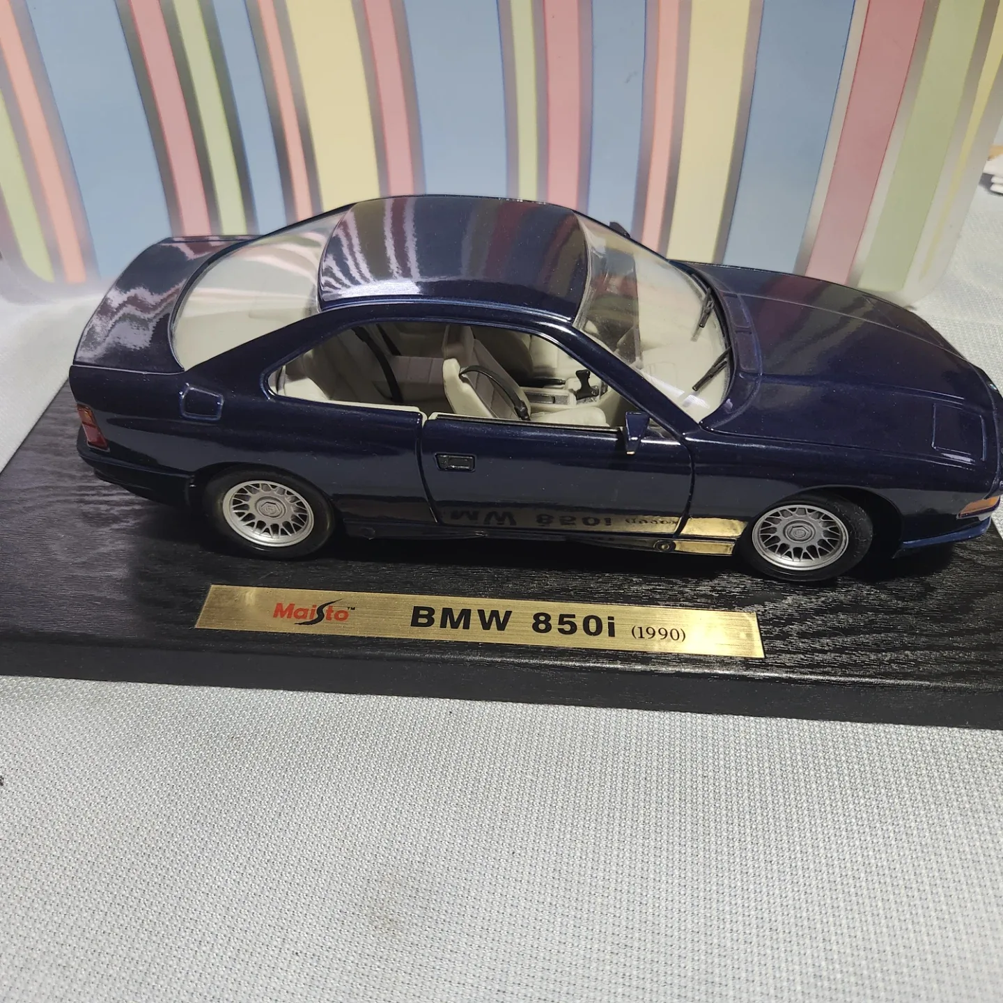 Maisto BMW 850i (1990) Diecast Model Car thumbnail