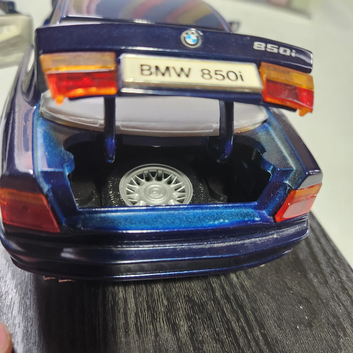 Maisto BMW 850i (1990) Diecast Model Car - photo 5