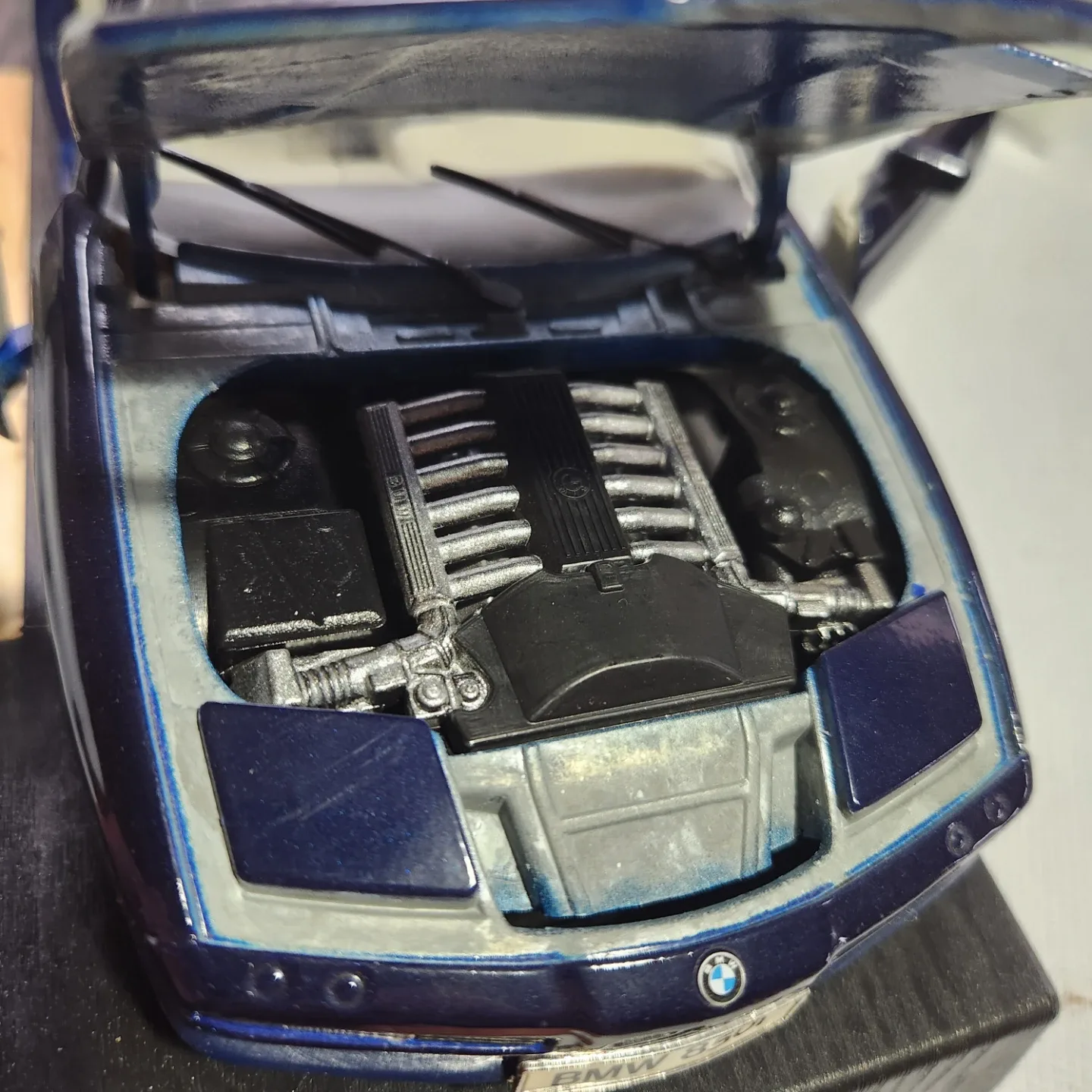 Maisto BMW 850i (1990) Diecast Model Car image indicator(6)