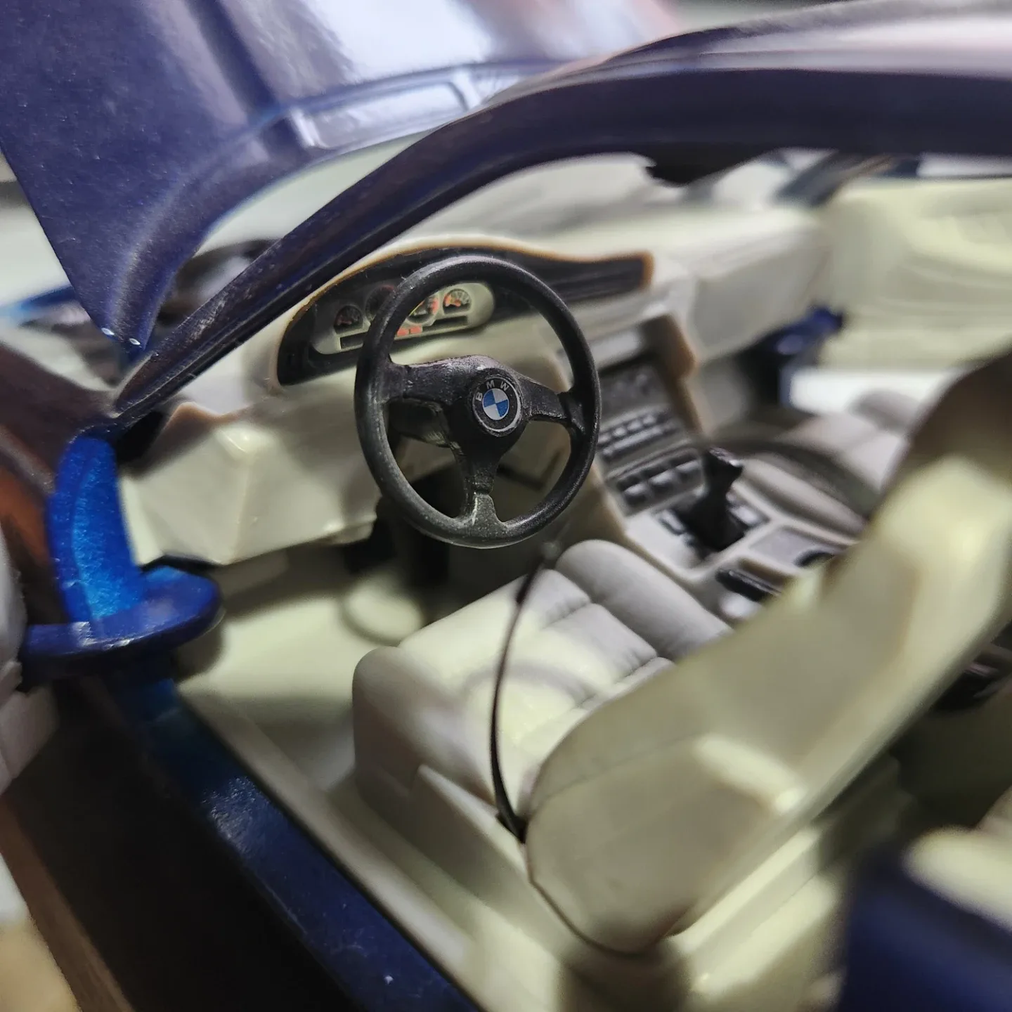 Maisto BMW 850i (1990) Diecast Model Car image indicator(7)