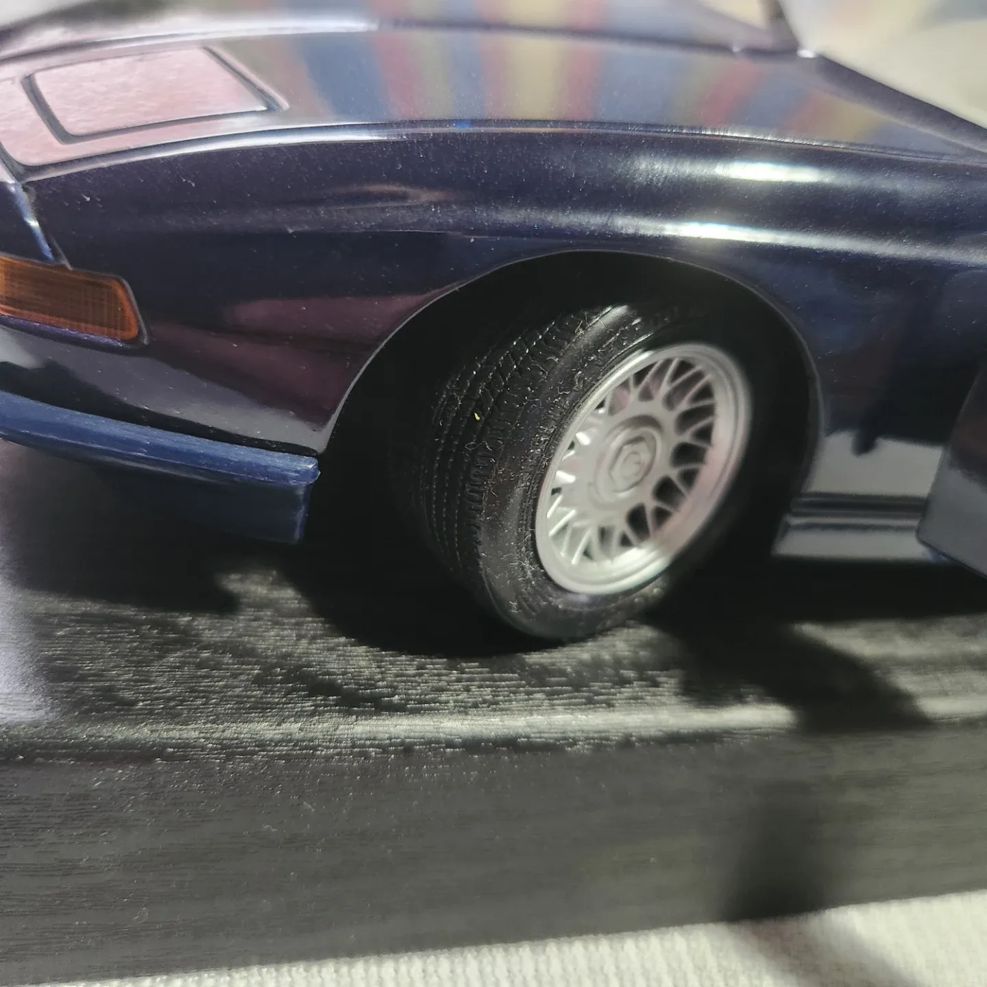 Maisto BMW 850i (1990) Diecast Model Car image indicator(8)