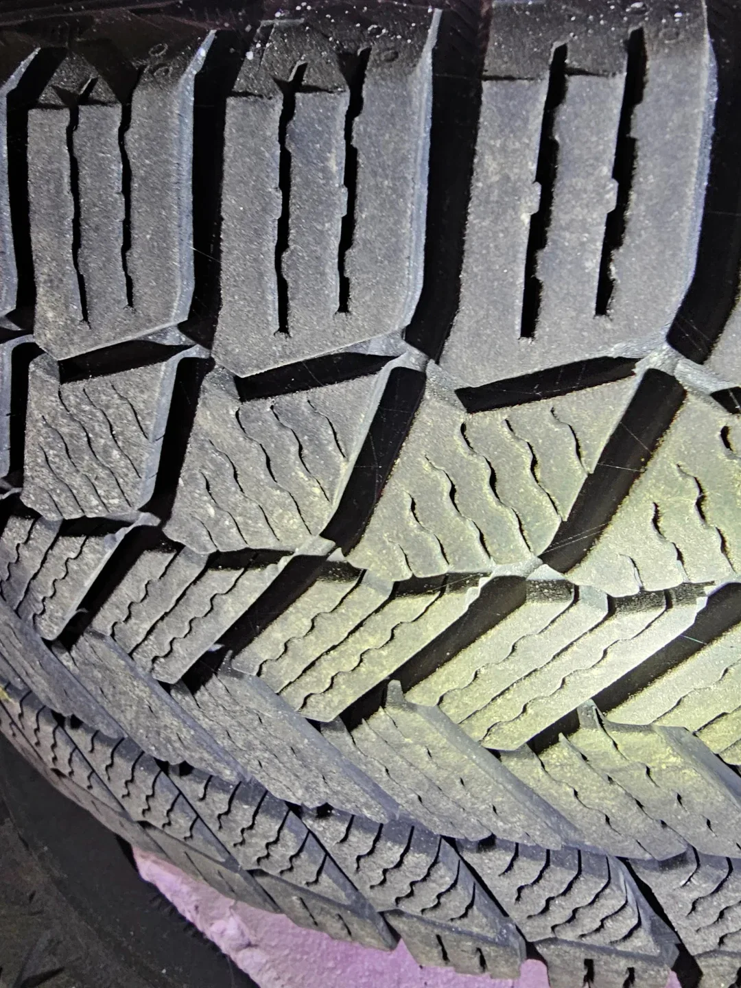 Michelin X-Ice Snow Winter Tires with black rims  225/45/17 94H image indicator(5)