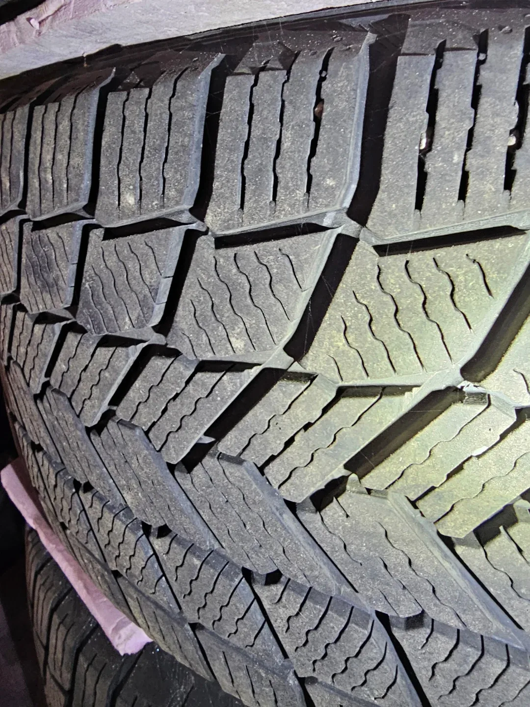 Michelin X-Ice Snow Winter Tires with black rims  225/45/17 94H image indicator(8)