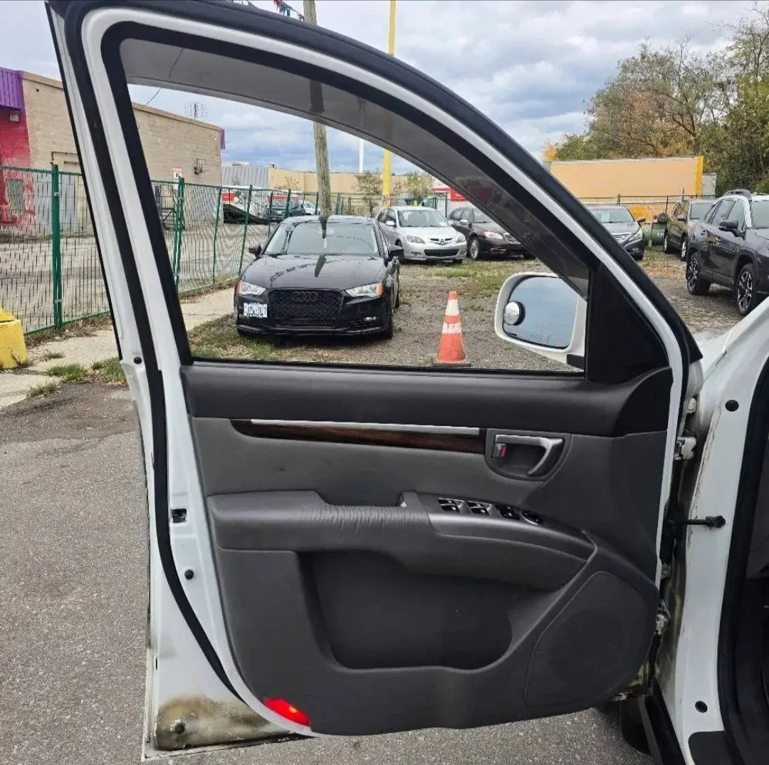 Lease-to-own white Hyundai Santa Fe. image indicator(6)