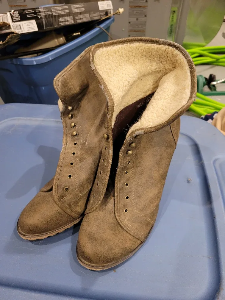 Assorted Women's Shoes & Boots - Size 10 image indicator(4)