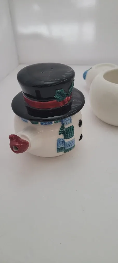 Snowman Ceramic Ensemble Salt & Pepper Shakers image indicator(7)